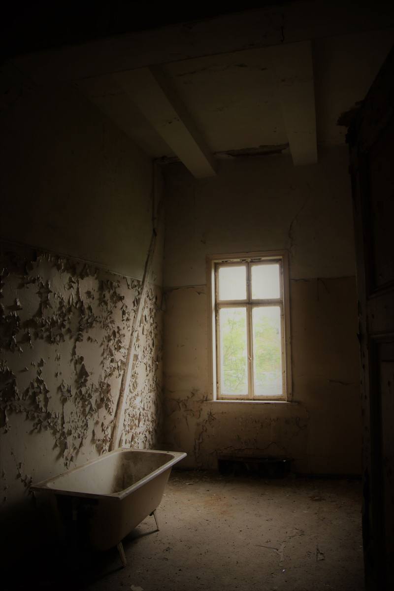 Old, worn bathroom before renovation